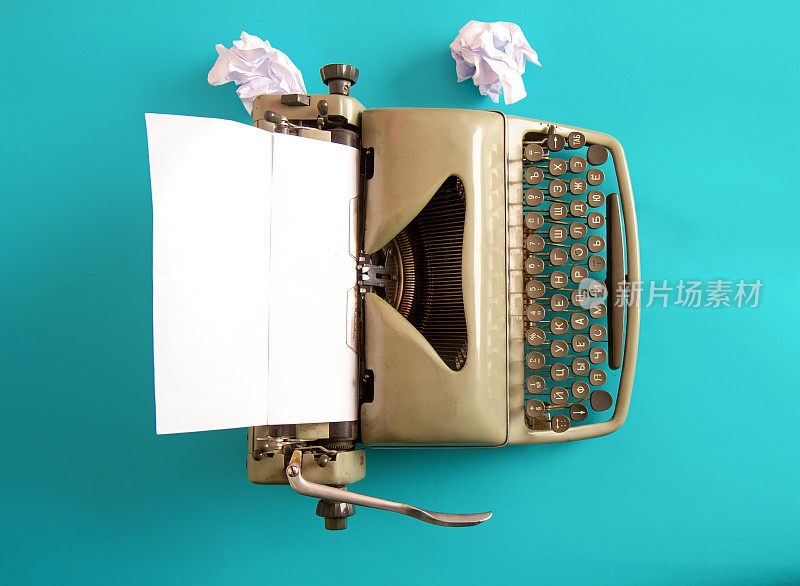 老式经典西里尔字母打字机，空白纸插入蓝色背景
