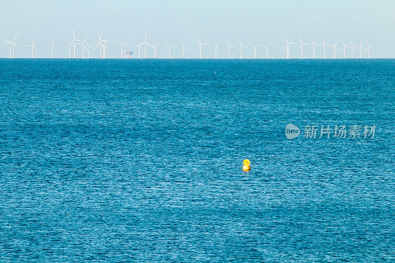 英国英吉利海峡布莱顿附近的风力发电场