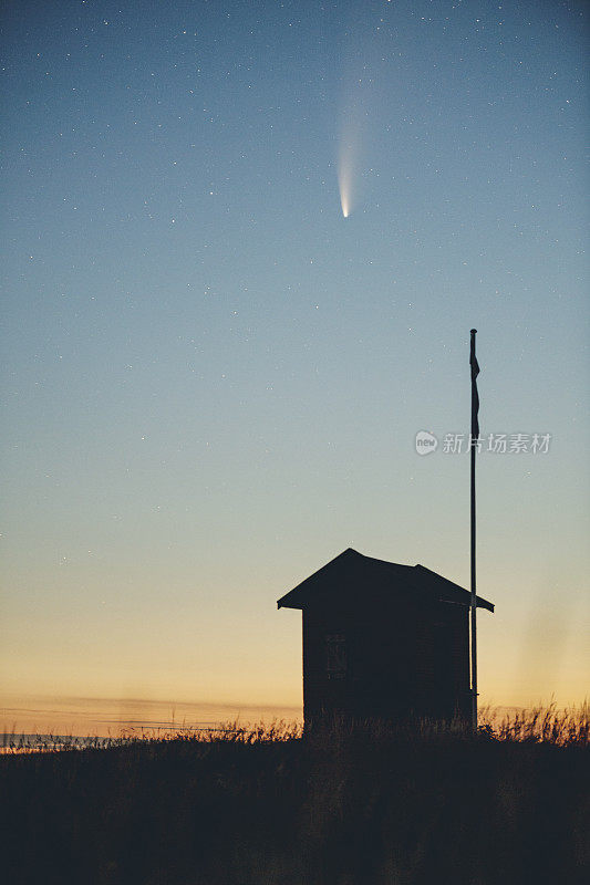 丹麦尼奥德岛上空的Neowise彗星
