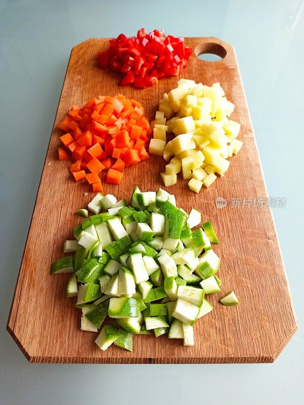 伊斯坦布尔火鸡厨房里的意大利蔬菜汤，切成片的土豆、西葫芦、胡萝卜和甜椒