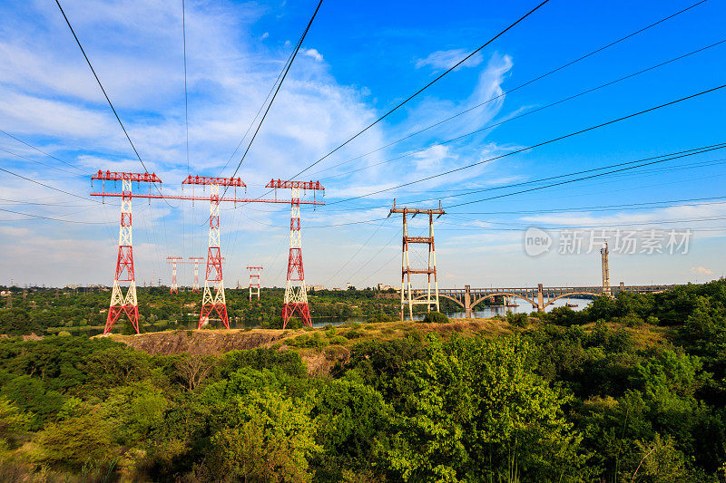 高压电线横跨第聂伯河上的霍特齐亚岛，在乌克兰的Zaporizhia