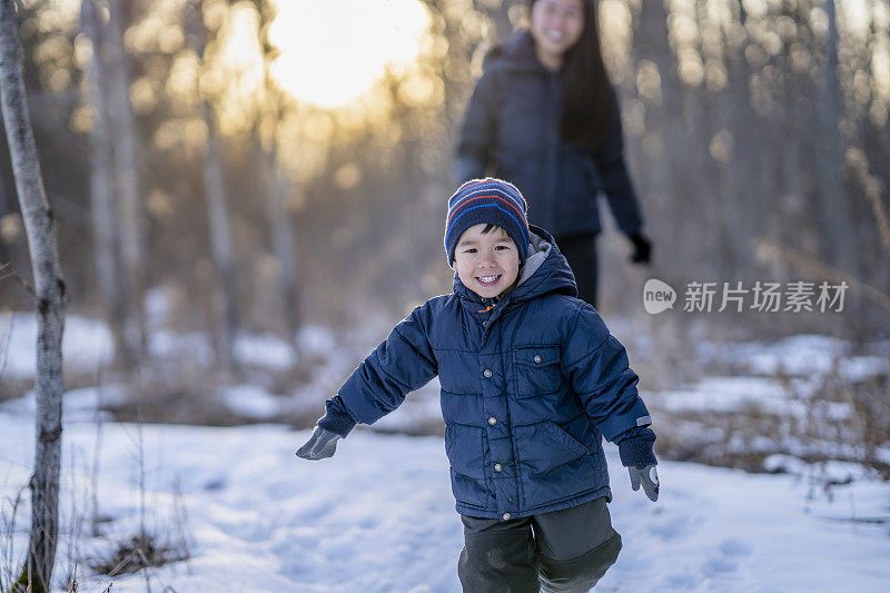 3岁的小男孩在雪地里玩