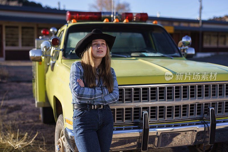 西部女孩户外环境肖像与黄色消防车