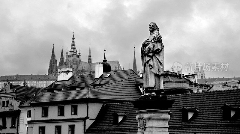 圣维塔斯大教堂的尖顶坐落在布拉格老城区风景如画的瓦片屋顶之间。