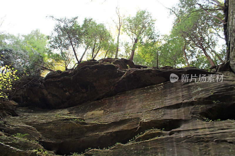 在美国俄亥俄州霍金山的坎特威尔悬崖上徒步旅行