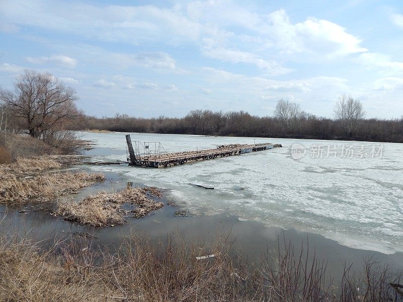 河上结冰的浮桥。码头在冬天结冰了。