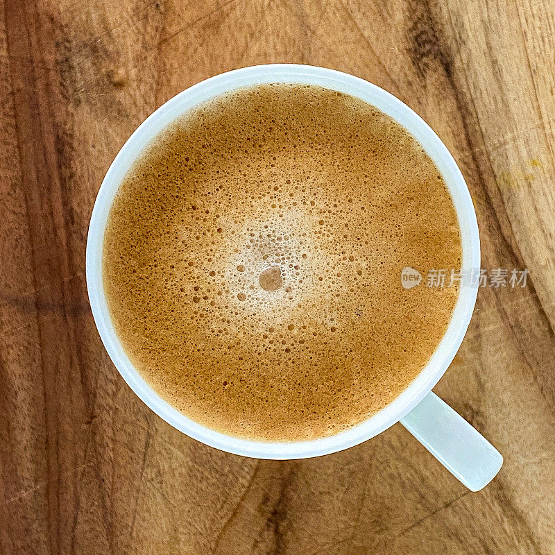 长黑咖啡在小白杯木纹
