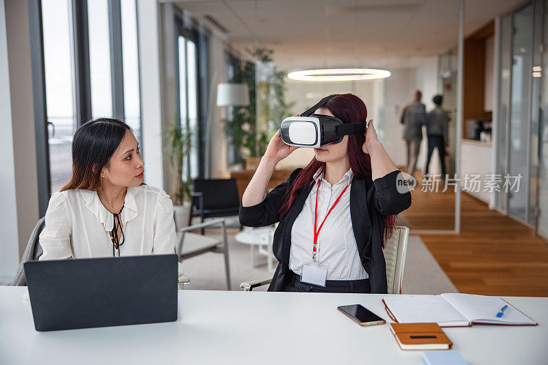 两位女性商业专业人士在虚拟现实中探索新想法