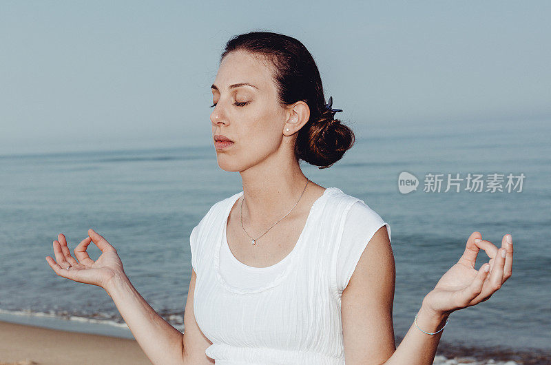 在海边做瑜伽的女人