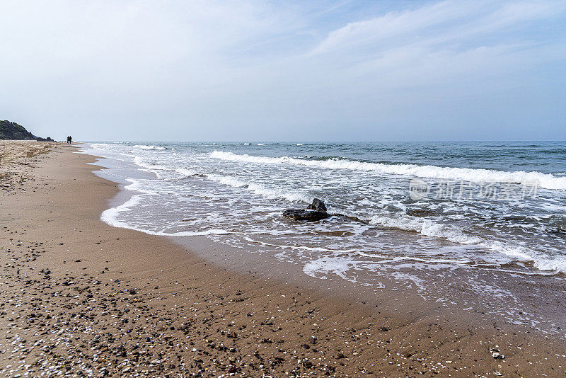 海浪拍打着海岸