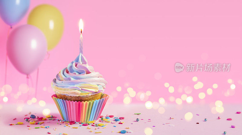 生日-有蜡烛和粉色装饰的纸杯蛋糕