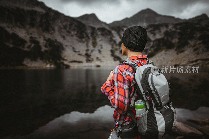 在暴风雨天气下在山里行走