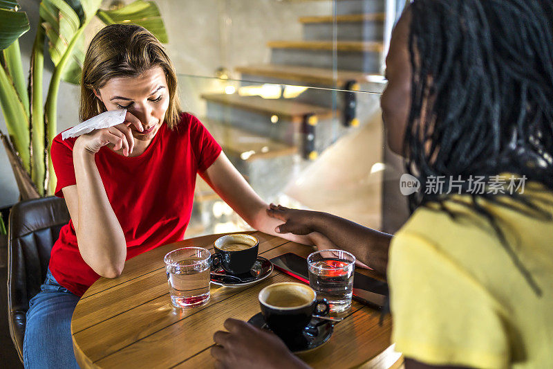 两个女人在谈论问题