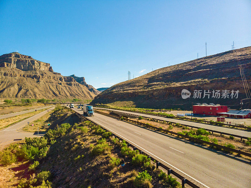 在美国西部70号州际公路上的半卡车和汽车Debeque峡谷摄影系列
