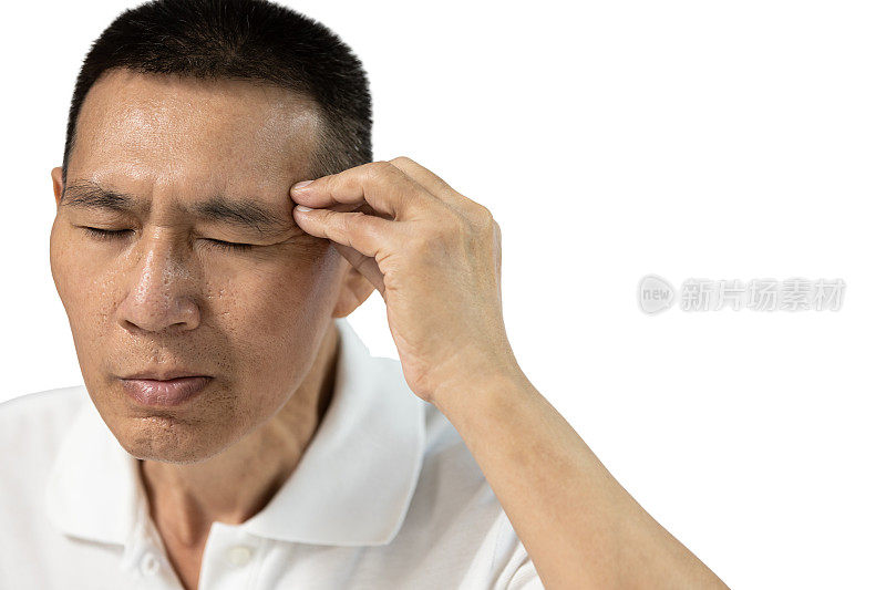 压力大的亚洲中年男子头痛严重，慢性头痛源于压力，发作偏头痛，太阳穴疼痛或有中风、高血压、脑血栓概念的症状