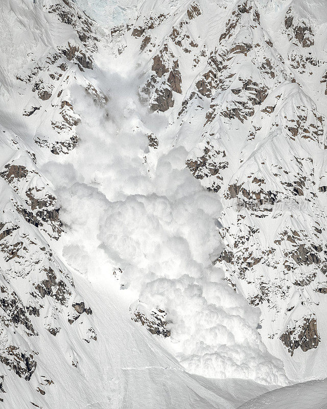 加拿大落基山脉的雪崩风景