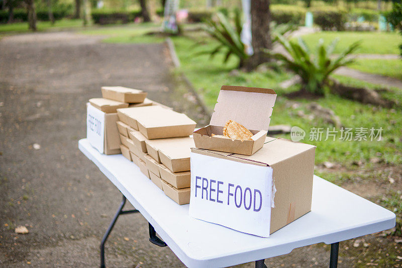 免费食物，桌上有包装好的食物盒。