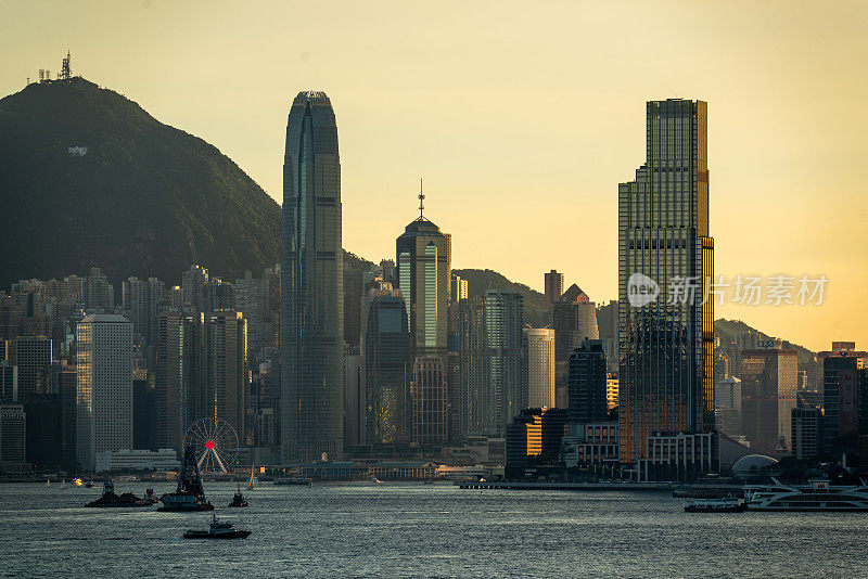 日落时分，香港维多利亚港的城市景观和天际线