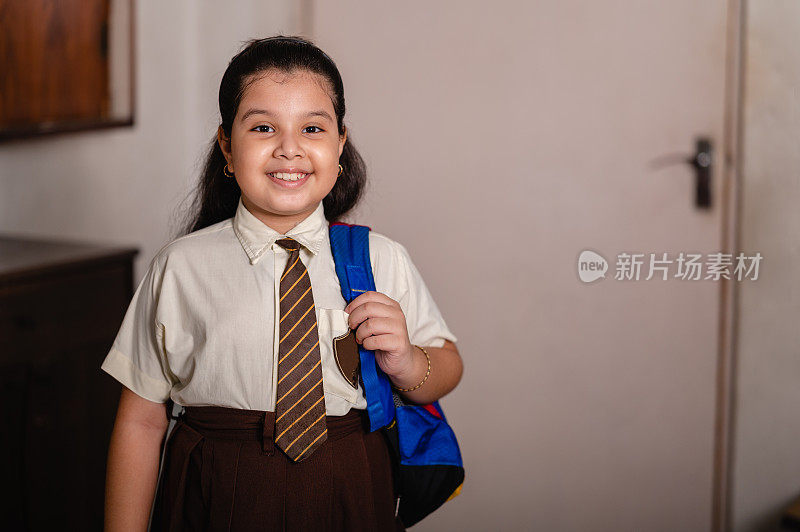 回到学校-年轻女孩的肖像去学校穿制服。