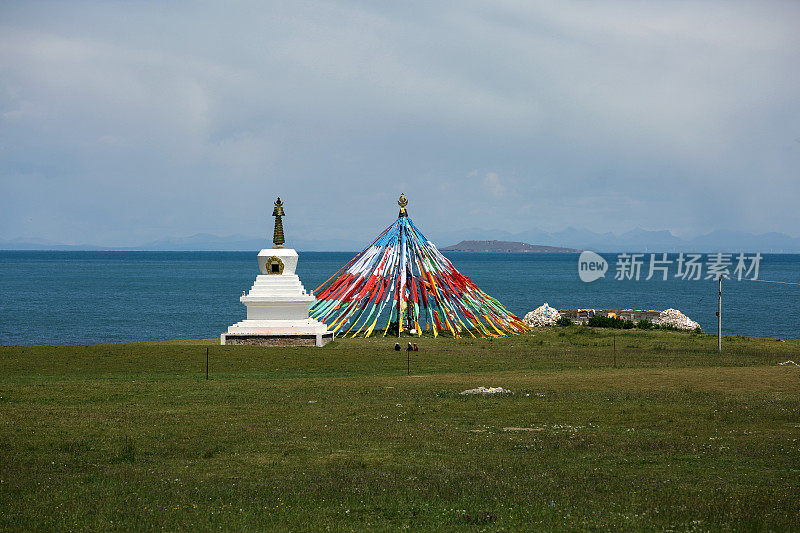 青海湖旁的经幡和白塔