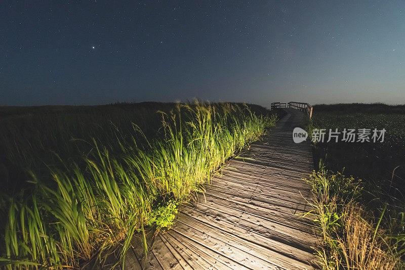 夏日夜晚的海滨木板路