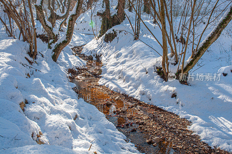 冬季山地景观，河流积雪和树木，最喜欢野餐的地方