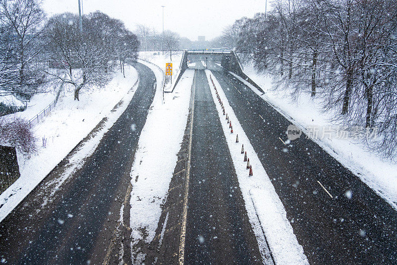 大雪中道路空空如也