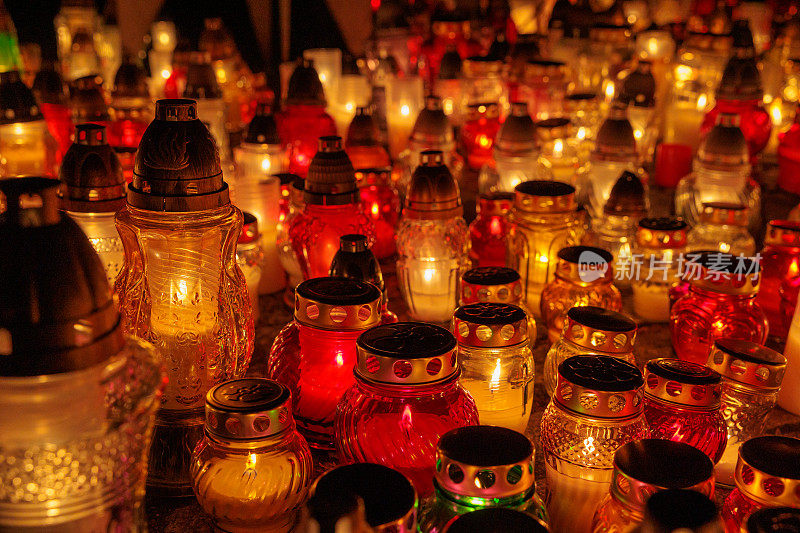 11月1日，波兰的万圣节，墓地里的玻璃蜡烛