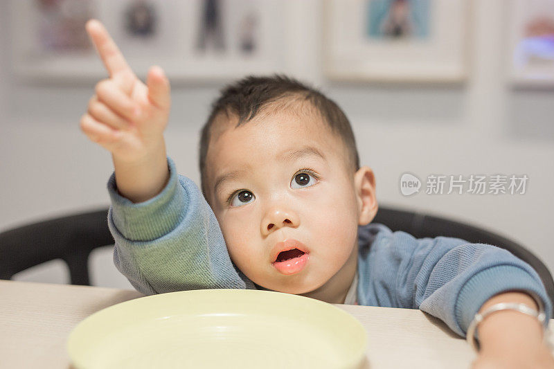 小男孩向上指了指