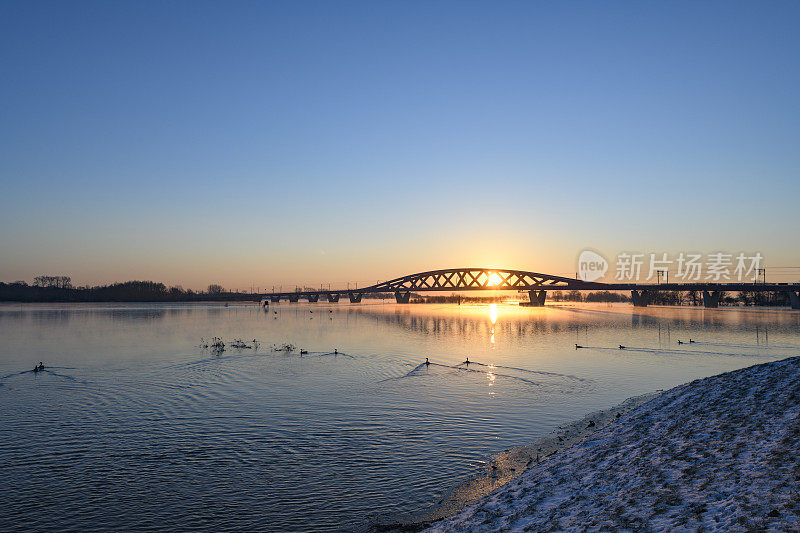 在一个寒冷的冬天的早晨，Zwolle附近的IJssel河上的Hanzeboog火车桥