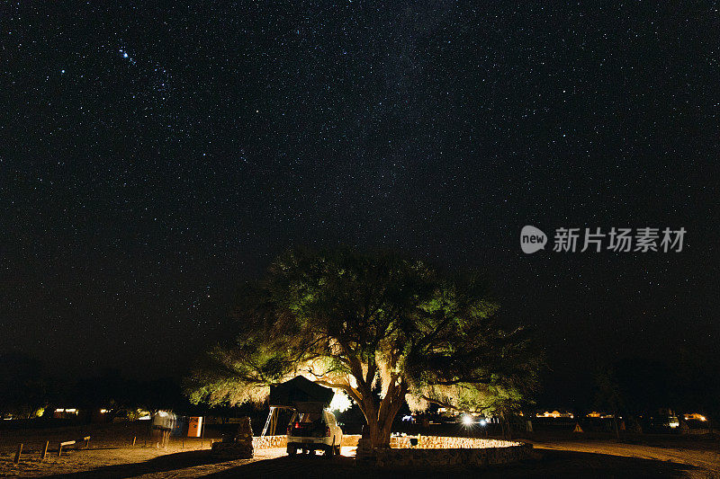 在星空下的户外生活