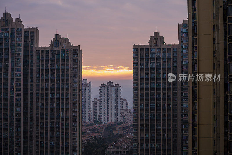 在云层下燃烧现代城市建筑