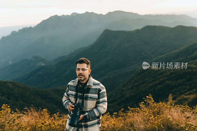 冬天在巴西山区的摄影师