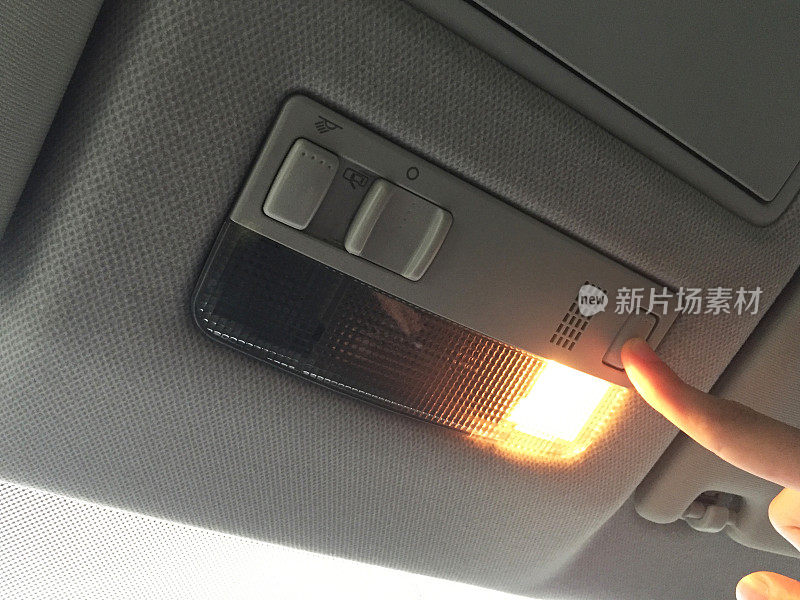 汽车内饰照明，可手动打开或关闭汽车内饰灯