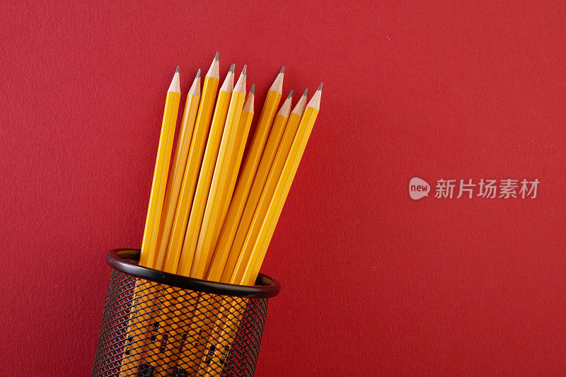 笔筒里的黄色铅笔
