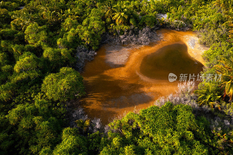 海洋中热带岛屿的鸟瞰图