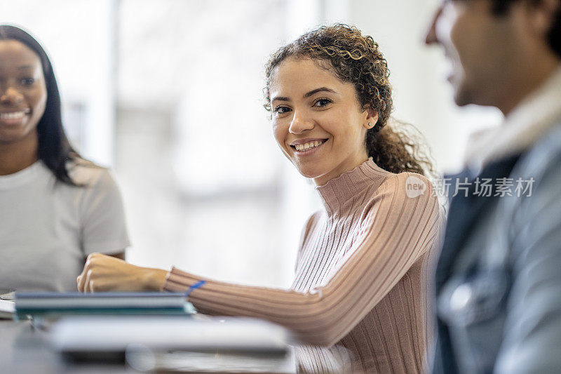 女大学生与同伴一起学习