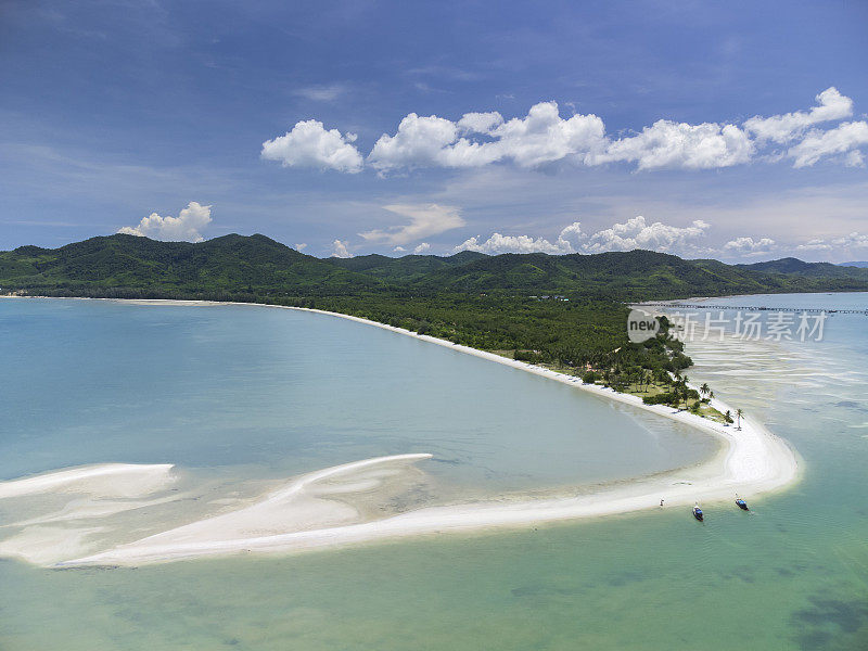 从空中俯瞰位于普吉岛、甲米岛和泰国攀牙岛之间的安达曼海岛。