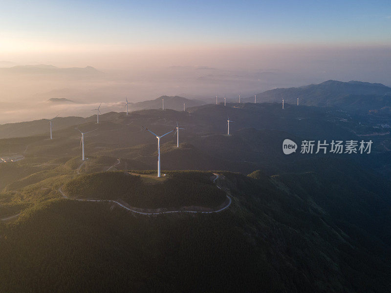 清晨的云海和山上的一大群风力