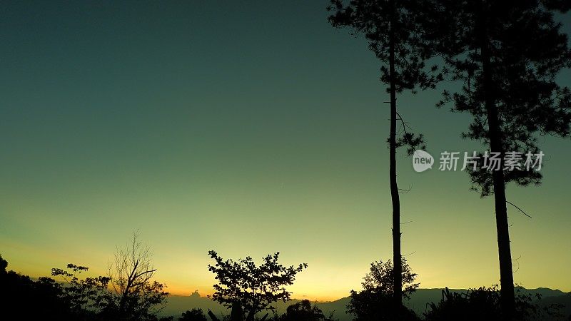 亚齐山脉森林中日出的自然全景图