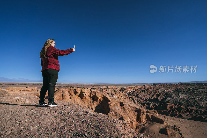 在阿塔卡马沙漠拍照的女人