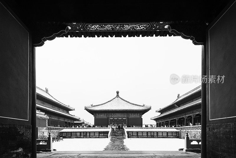 北京故宫在雪中黑白的画面