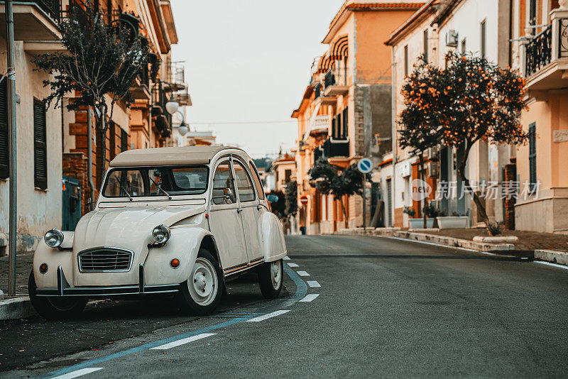 典型的意大利街道和旧汽车在斯卡利，意大利。