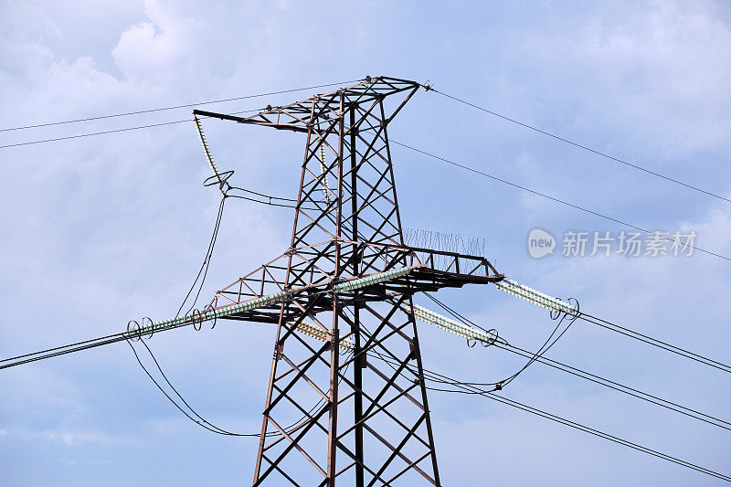 有电线的高压塔，通过电缆将电能转化为电能