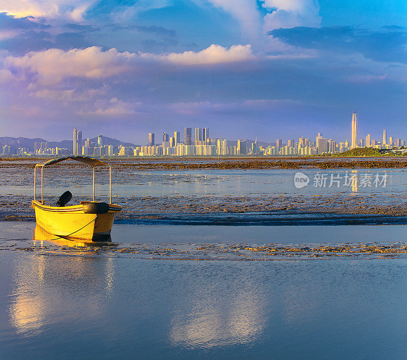 落潮日落时，从流浮山海岸线观赏深圳湾。