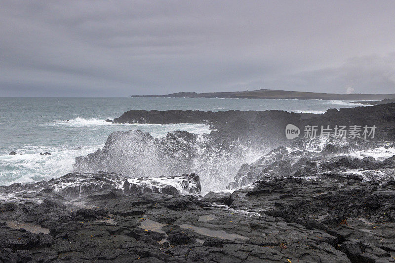 海浪冲击着冰岛沿岸的布里姆克提尔海岸