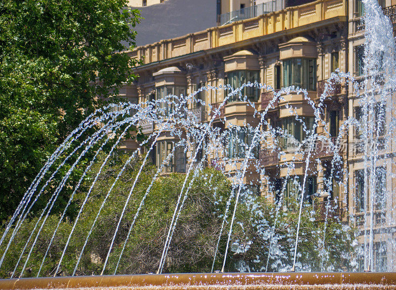 西班牙巴塞罗那市中心加泰罗尼亚广场上的喷泉