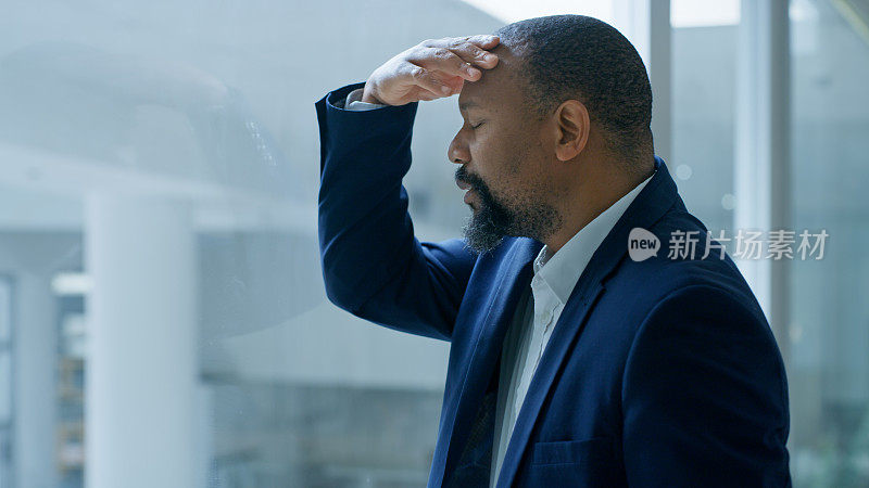 头痛，抑郁和商业黑人在窗口思考工作失败，职业压力或破产的恐惧。焦虑，抑郁和悲伤的公司员工沮丧，愤怒或心理健康问题