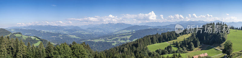 夏季奥地利Vorarlberg阿尔卑斯山的山地景观