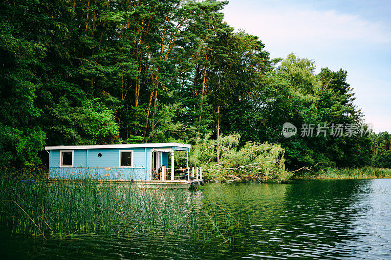 夏日假期，德国湖中的单人船屋
